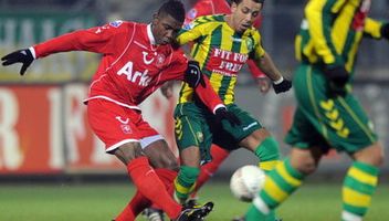 Эльеро Элиа (в красном)