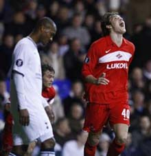 Жилберто на фоне радости Дзюбы, фото Reuters