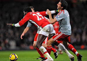 Тоголезский пират вырывает кадык испанскому актеру, фото skysports.com  