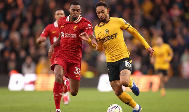 Гравенберх бореться за м'яч з Куньєю, getty images