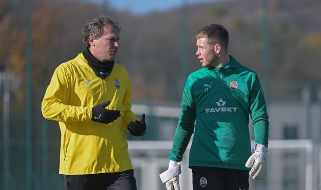 П'ятов пояснює Фесюну, чому той не грає / ФОТО: ШАХТАР