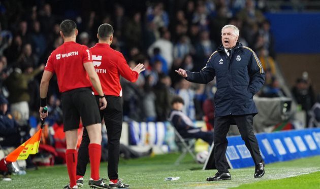 Карло Анчелотті апелює до арбітрів, getty images