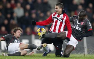 Жесткая борьба на Филипсе. fcupdate.nl