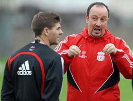 Рафа объясняет тактическую схему разборок в пабах :) dailymail.co.uk