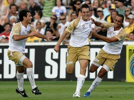 Джеймс Холланд (посредине)