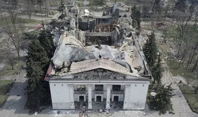 Театр у Маріуполі був бомбосховищем для мирних жителів, Reuters