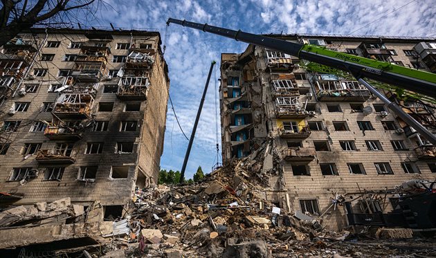 Знищена росіянами багатоповерхівка в Києві, Getty Images