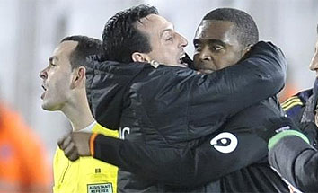 Унаи Эмери пытается удержать своего подопечного, фото marca.com