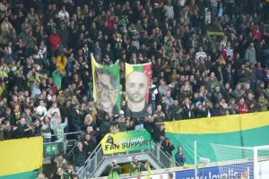 Как видим, болельщики Мериджа уважали (изображен на правом плакате)