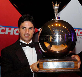 Артета с серьезным трофеем в руках