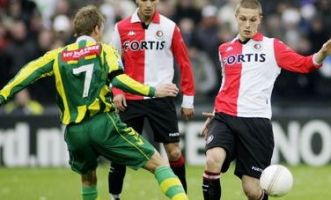 Тимоти Дерейк в матче против своей новой команды (справа)