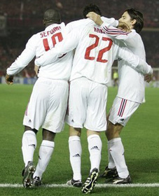 Подводят к выходу... Фото daylife.com