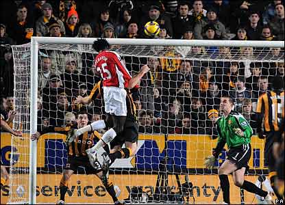 Адебайор открывает счет, фото bbc.co.uk