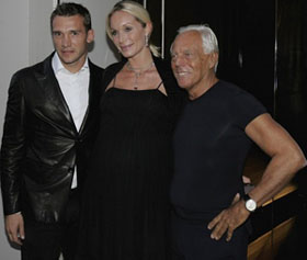 Армани в компании неизвестных людей 