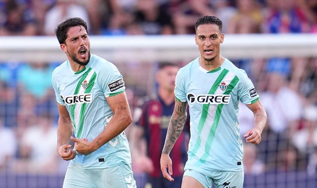 Форнальс та Антоні у матчі з Леванте, getty images