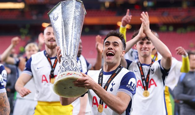 Регілон з кубком Ліги Європи, getty images