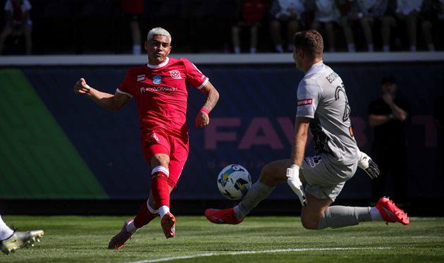 Глейкер Мендоза у матчі проти Полісся. Фото: ФК Кривбас