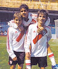 В 2006 Вильялба (в центре) в матче детских команд в Бокой сделал дубль, ole.clarin.com