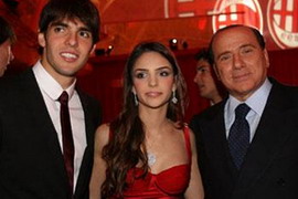 Слева Кака, справа Берлускони