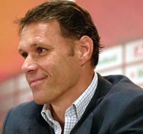 Трижды обладатель Золотого мяча - легендарный Марко ван Бастен