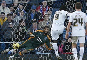 Скотланд забивает Джеймсу, фото bbc.co.uk