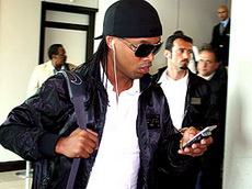 Роналдиньо готовится к матчу, globo.com