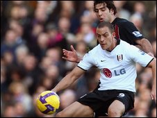 Бен Хаим на заднем плане