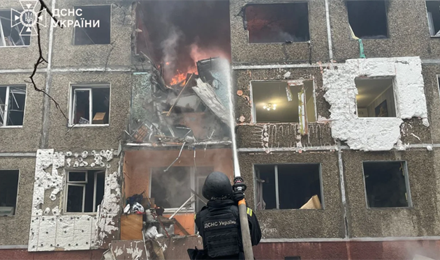 Наслідки влучання російського дрона в багатоповерхівку в Чернігові, 25 грудня 2025 року Facebook / ДСНС України