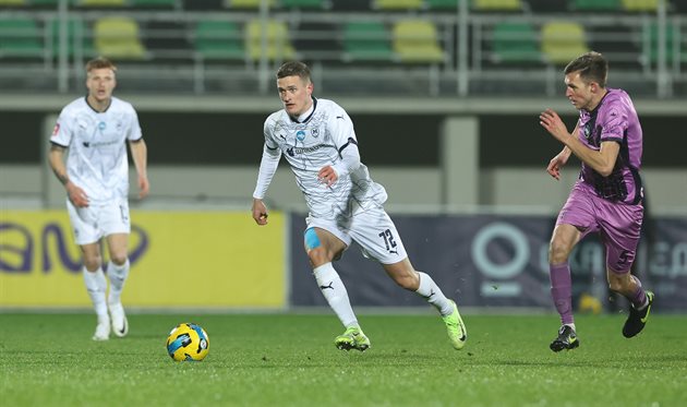 Батон Забергджа (у центрі) проводит перший сезон в УПЛ. Фото: ФК Металіст 1925