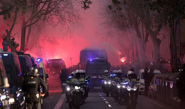 Поліцейський ескорт керує командним автобусом, getty images