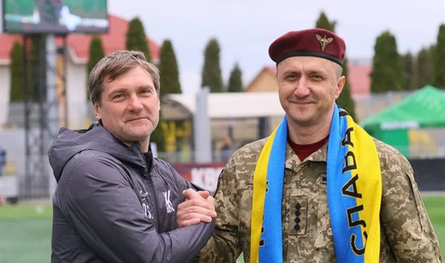 Олег Шелаєв та капітан Збройних Сил України Олексій Федотов, фото ФК Колос