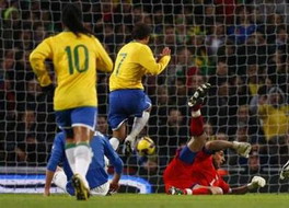 Элано забивает Буффону, Reuters