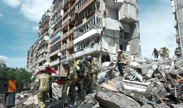 Рятувальники працюють на місці російського обстрілу, Київ, 14 травня 2026 року, ДСНС