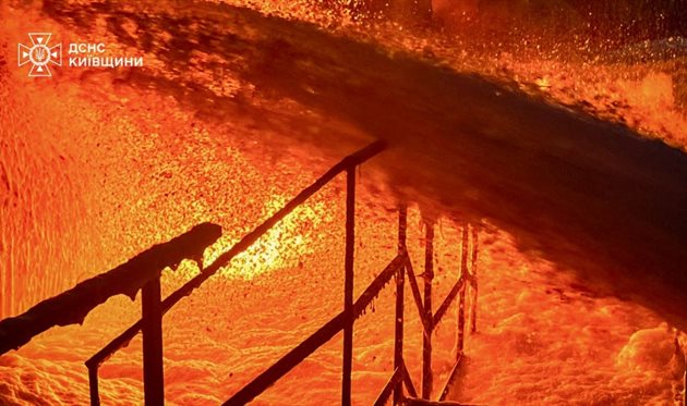 Ліквідація масштабної пожежі, що виникла внаслідок влучання російського БпЛА у Бориспільському районі, ДСНС