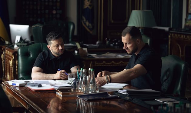 Президент України Володимир Зеленський і генерал-майор Євгеній Хмара, t.me/V_Zelenskiy_official