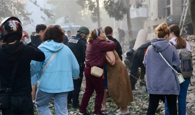 Місцеві жителі на місці російського удару у Львові, 30 липня 2026 року, Роман Балук для Львівської міської ради