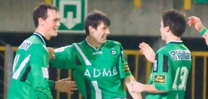 Ящук (в центре) принимает поздравления от одноклубников, www.cerclebrugge.be