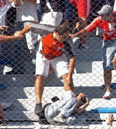 Драка фанов Ривера и Велеса, AFP