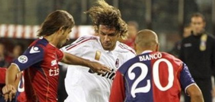 Мальдини в окружении игроков Кальяри, АР