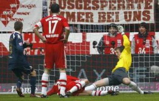 Ван Боммель наблюдает, как забивают Баварии, Reuters