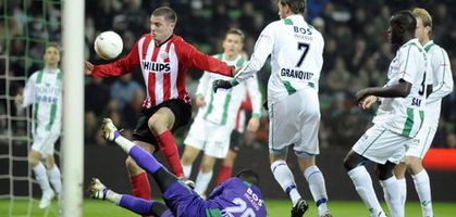 Сейчас Куверманс бахнет мимо ворот и оставит все почести Лазовичу, фото fcupdate.nl