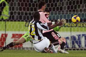 Момо забивает, фото goal.com