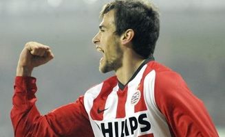 Данко Лазович и его мускулистая рука, фото fcupdate.nl