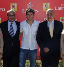 А кто этот мужчина слева?! АР