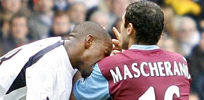 Дефо укусил Маскерано