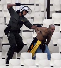 Полиция наводит порядок на трибунах, Getty Images