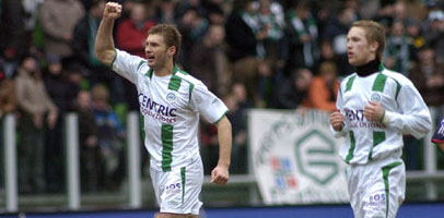 Евгений Левченко (слева) вновь забивает