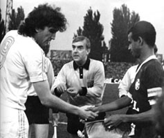 Антон Шох (слева) и капитан Бордо Жан Тигана, fcdnipro.ua