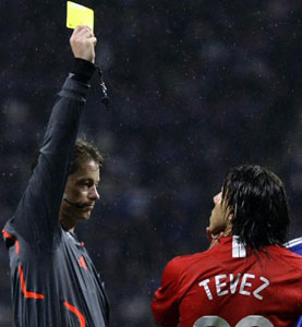 Михел наказывает Тевеса, фото sports.ru