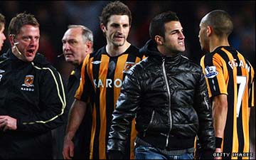 Сеск готовит слюну для Хортона (за спинами всех), фото bbc.co.uk